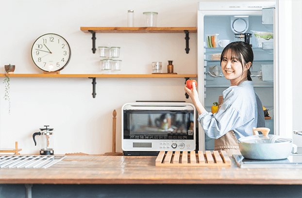 冷蔵庫がスッキリして笑顔の女性の画像