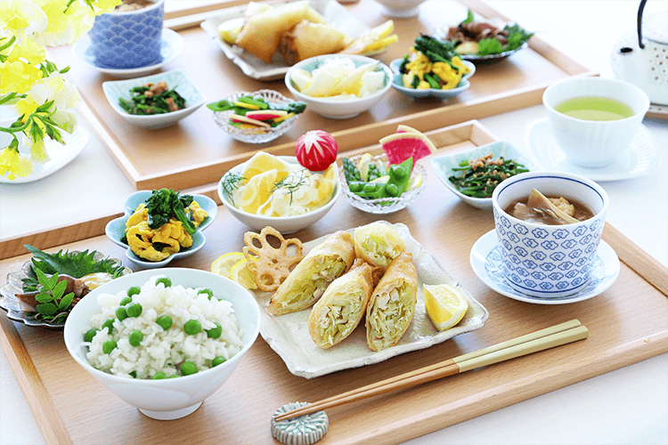 料理が食卓に並んでいる画像